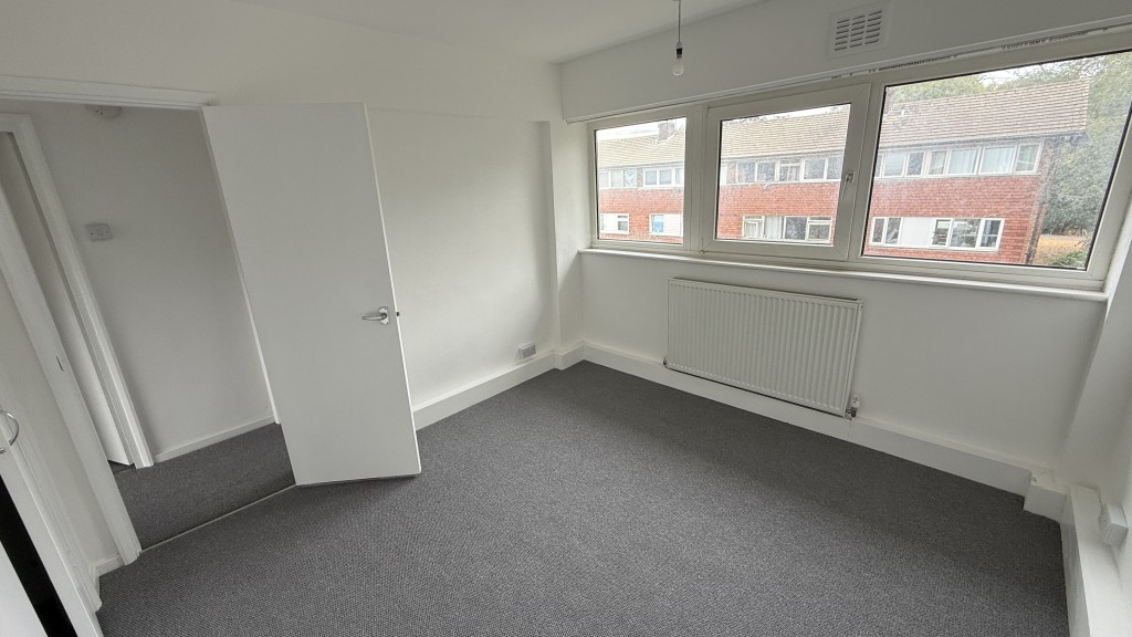 Lot: 214 - VACANT MAISONETTE FOR INVESTMENT OR OWNER OCCUPATION - Interior image of second bedroom